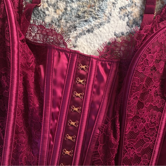 NWT Victoria’s Secret unlined eyelash lace hook & eye berry satin bustier corset - Picture 8 of 11
